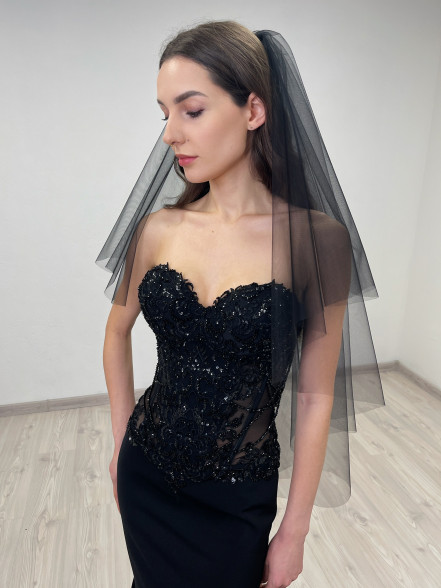 Black fingertip classic veil